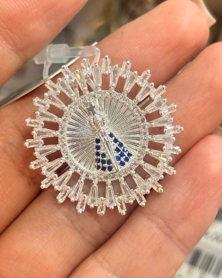 Medalha de Nossa Senhora Aparecida com zircônias, na mão