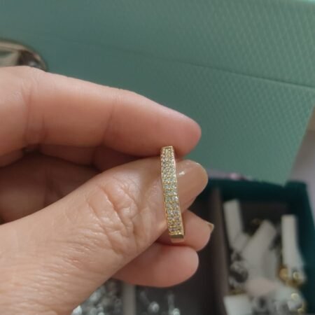 A.O aliança crav. fina 2 fileiras zirc.